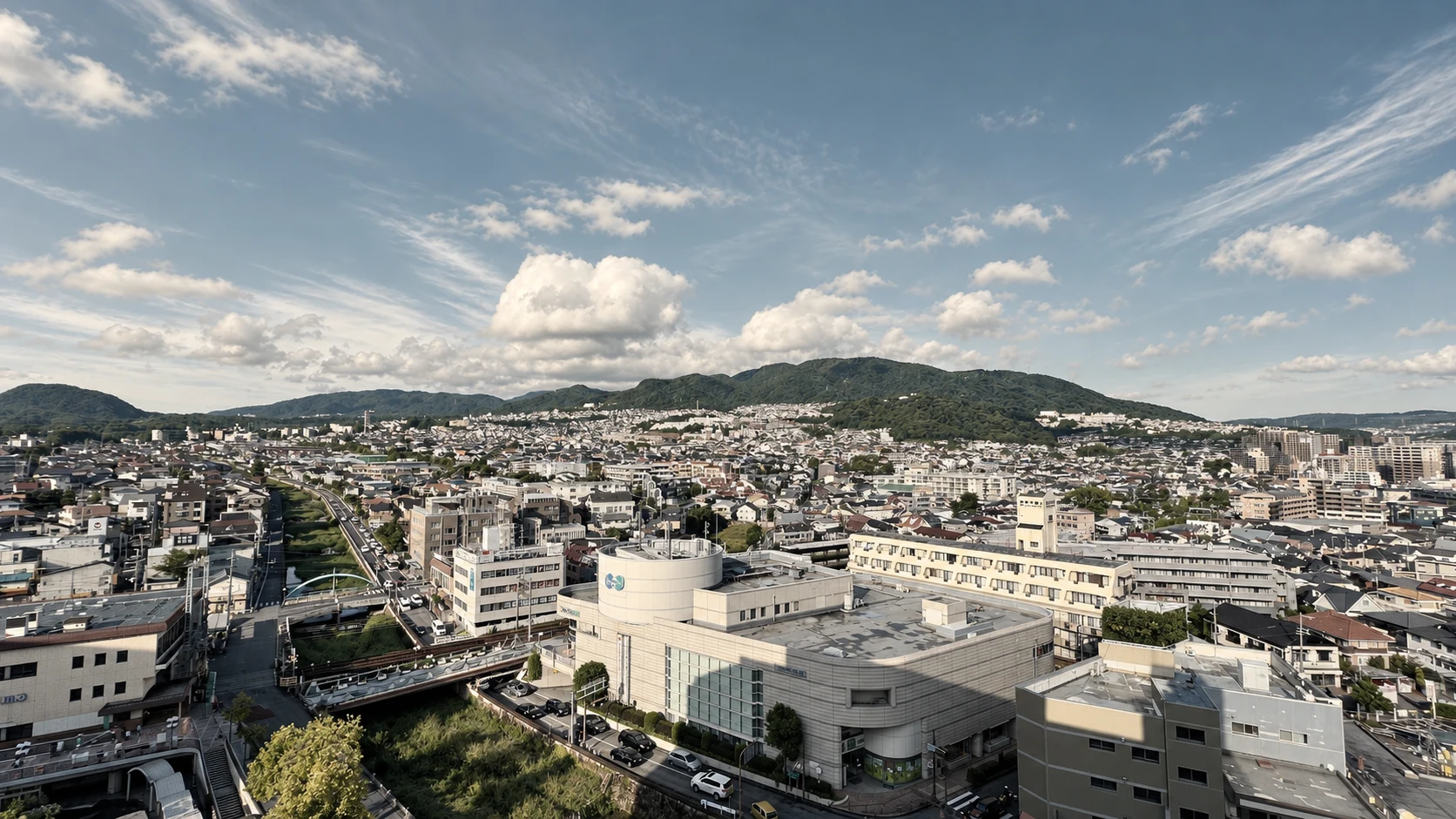 アクセシオから望む宝塚の街並みと山々。ご提供の昼景写真をもとにした編集画像