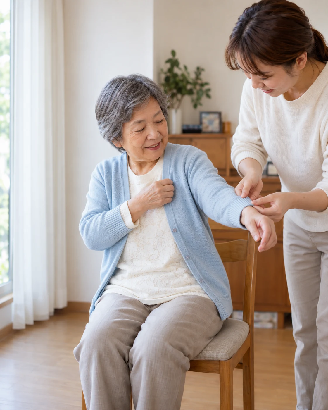 自宅の朝、女性の袖口をそっと整える訪問介護スタッフのイメージ