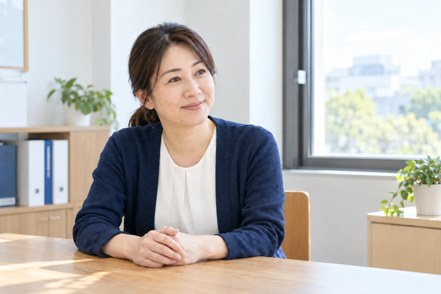 穏やかに話を聞くスタッフのイメージ